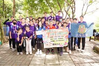 畢業生尖凍山登頂代表照片